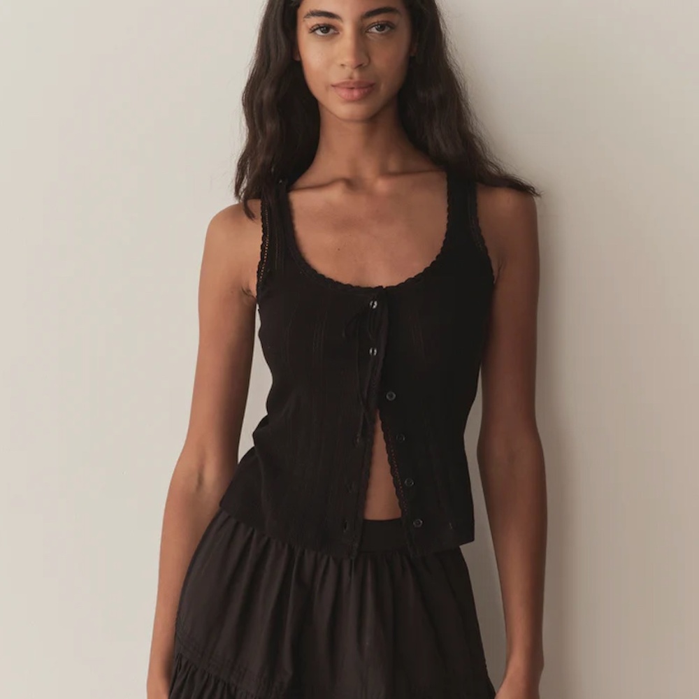 DOEN LOIS TANK IN BLACK QUELLE JOLIE POINTELLE